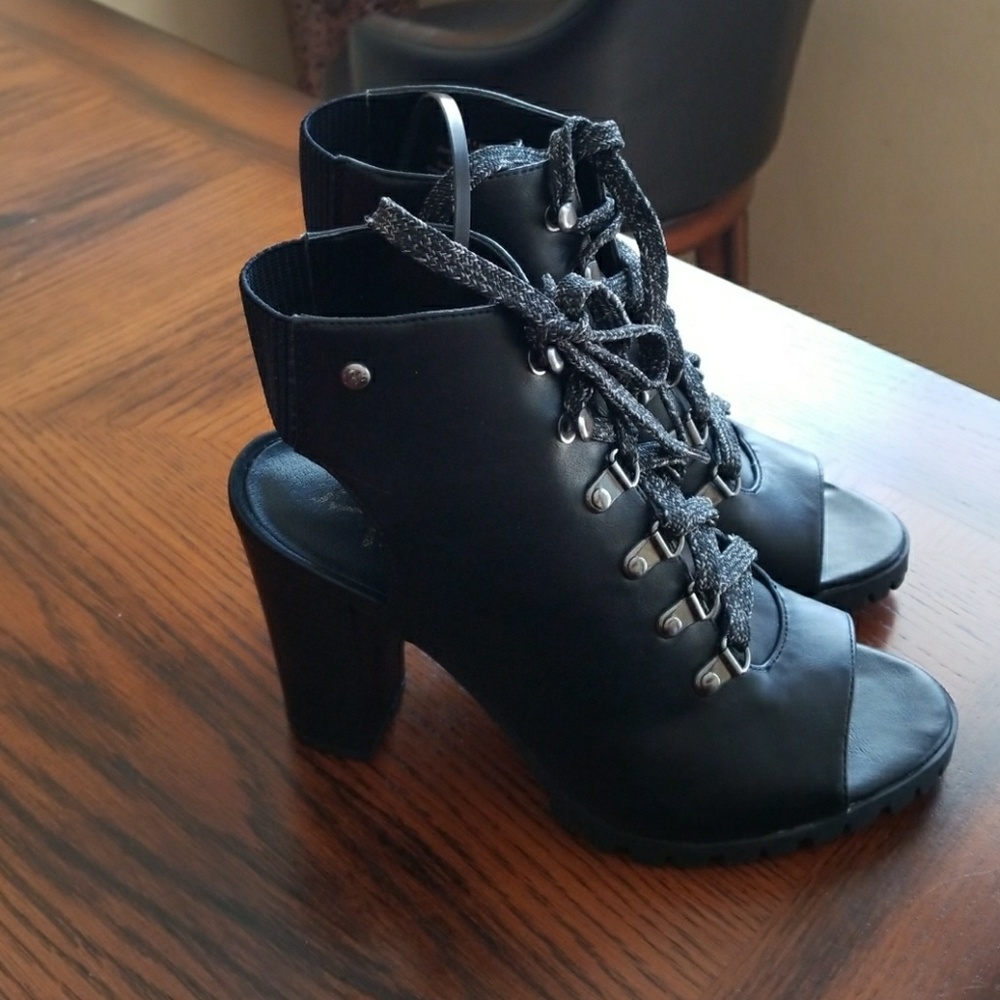 Woman's simply vera Wang open toe heels